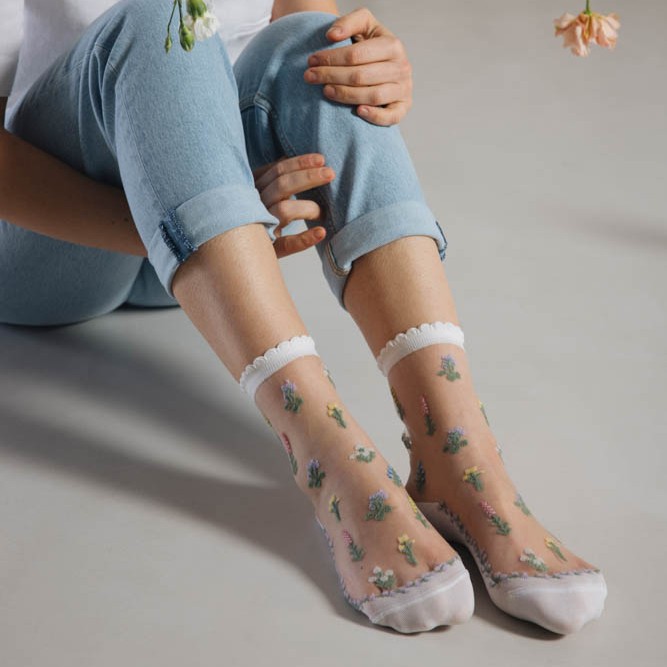 chaussettes transparentes motifs fleuris