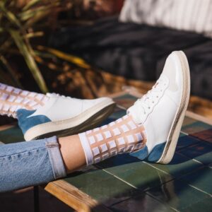 chaussettes transparentes carrés blancs